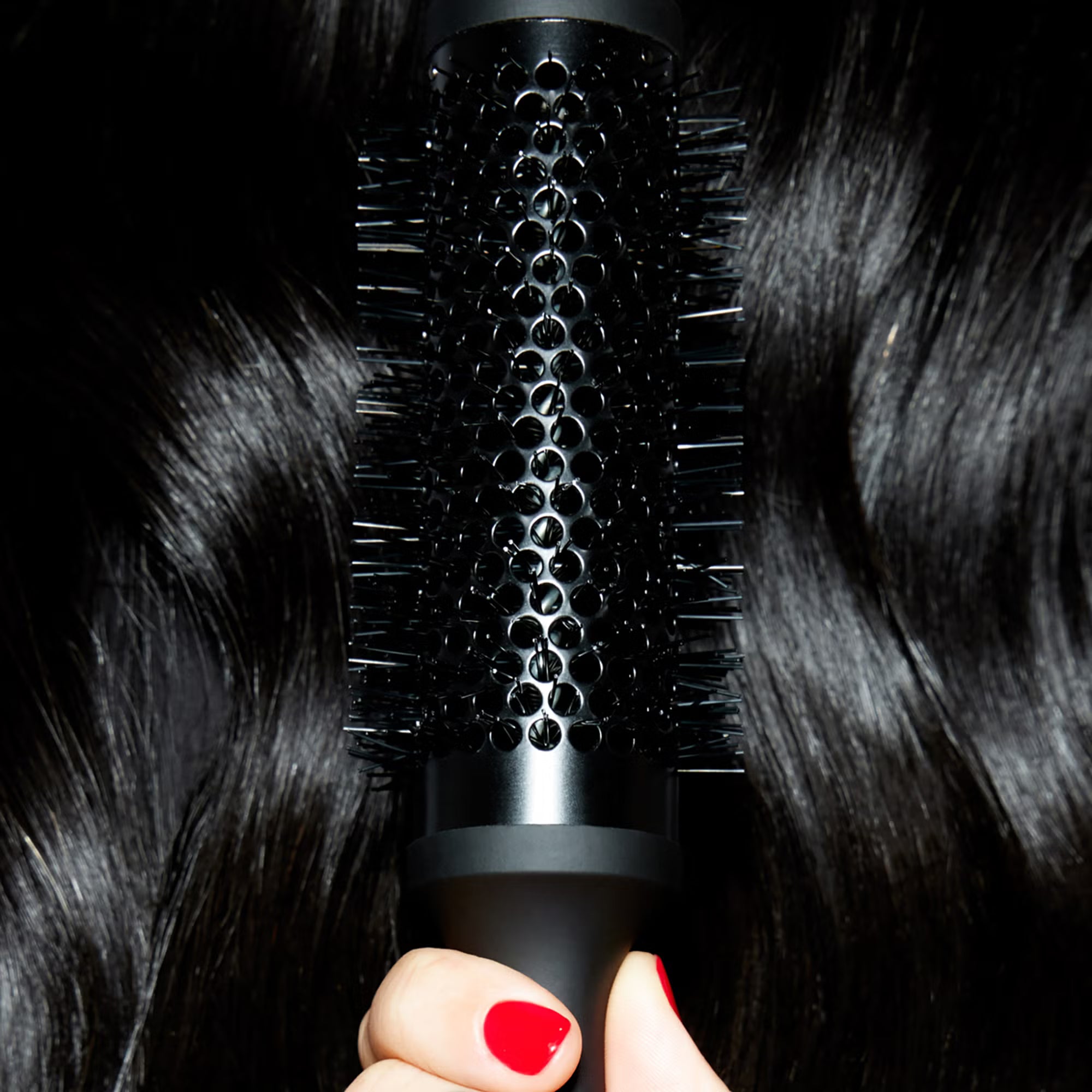 فرشاة شعر سيراميكية بفتحات تهوية من Ghd، مقاس شعاعي 2