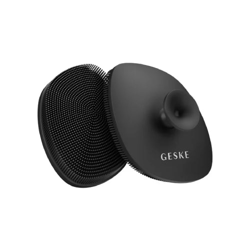 Black grooming brush with bristles and a smooth surface on a white background, featuring the brand 'GESKE'.